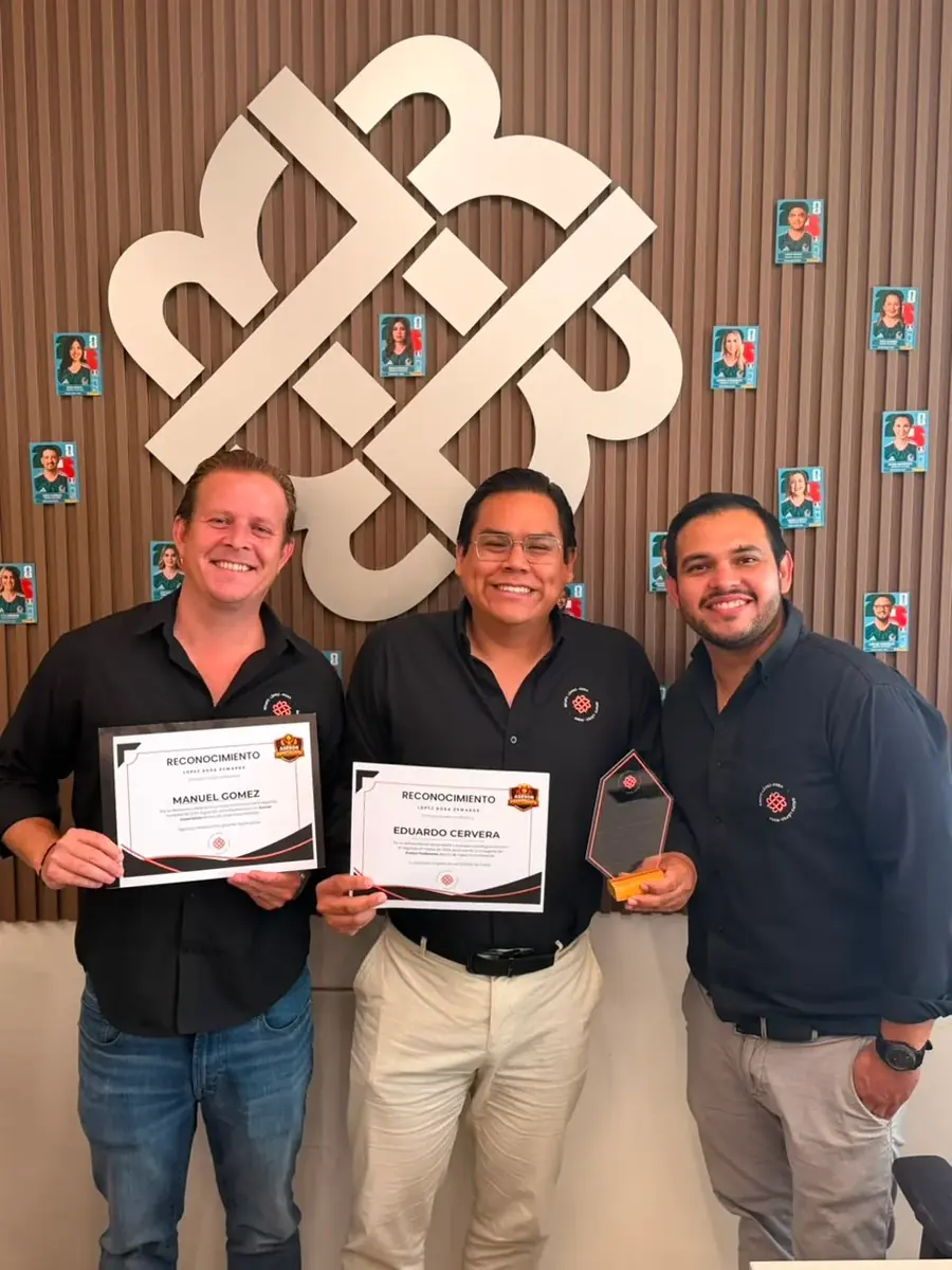 Manuel Gómez, Eduardo Cervera y JorgeAndrés Pérez con sus reconocimientos de ventas