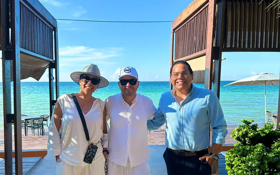 Eduardo Cervera con la familia Antillón en Playaviva Beach Club