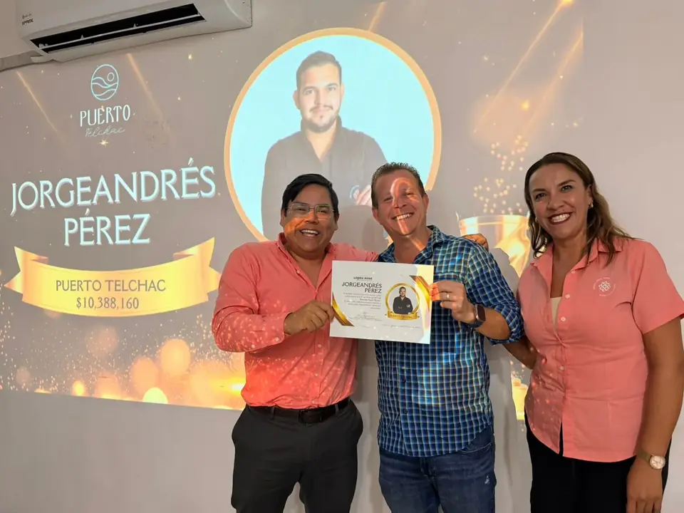 Reconocimiento a JorgeAndrés Pérez por ventas en Puerto Telchac