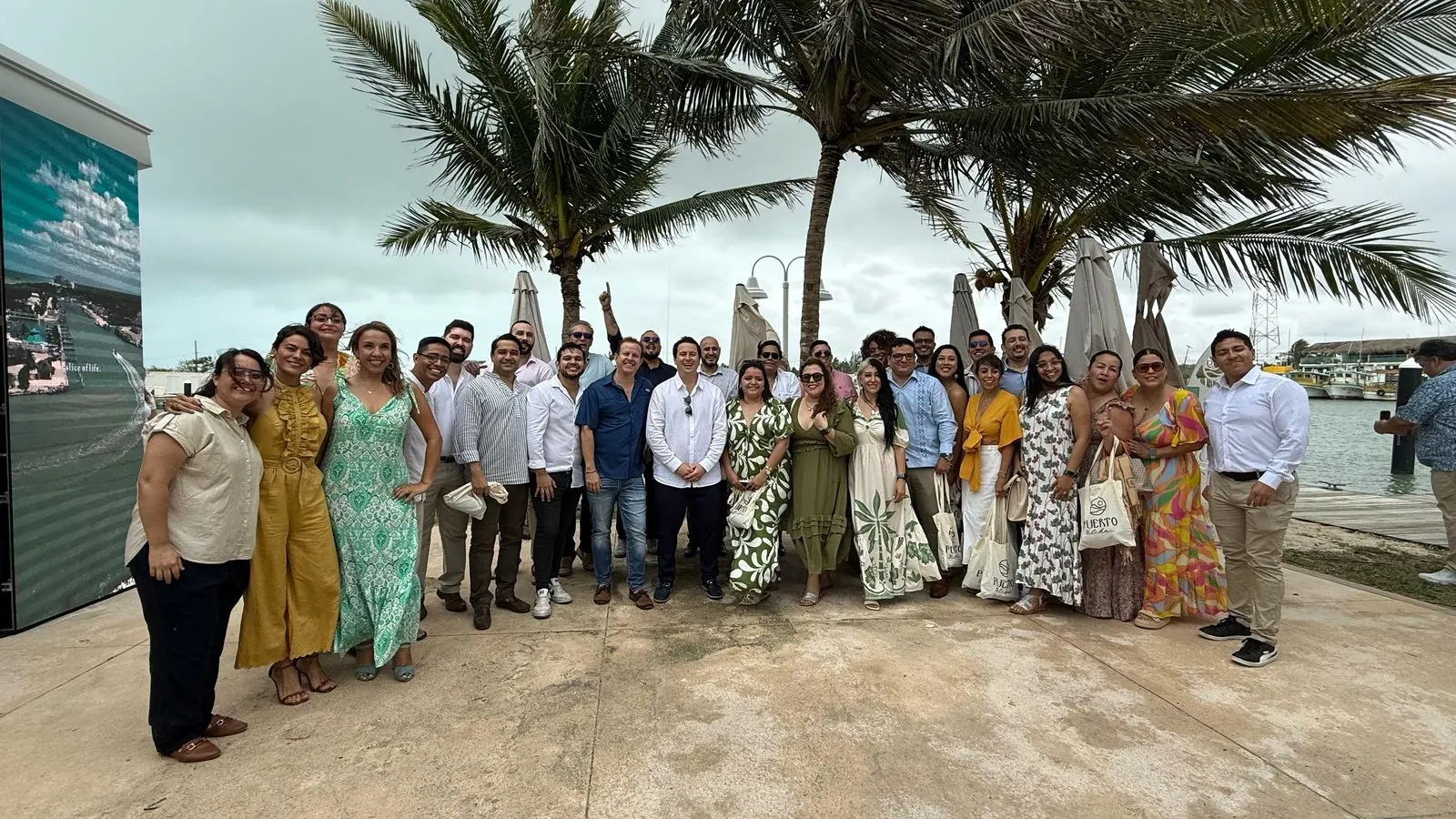 Asesores de Grupo López Rosa con clientes durante el lanzamiento de un desarrollo en la costa de Yucatán