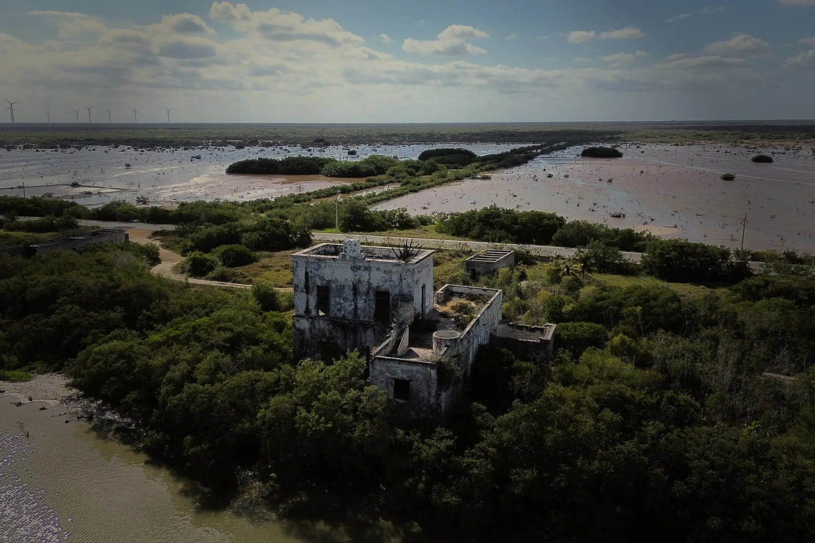 Vista aérea actual de la ex hacienda salinera Mina de Oro entre el manglar y las salinas de Santa Clara