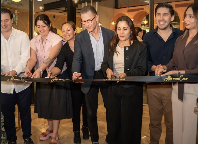 Corte de listón en la apertura de Allô mon Coco en Mérida