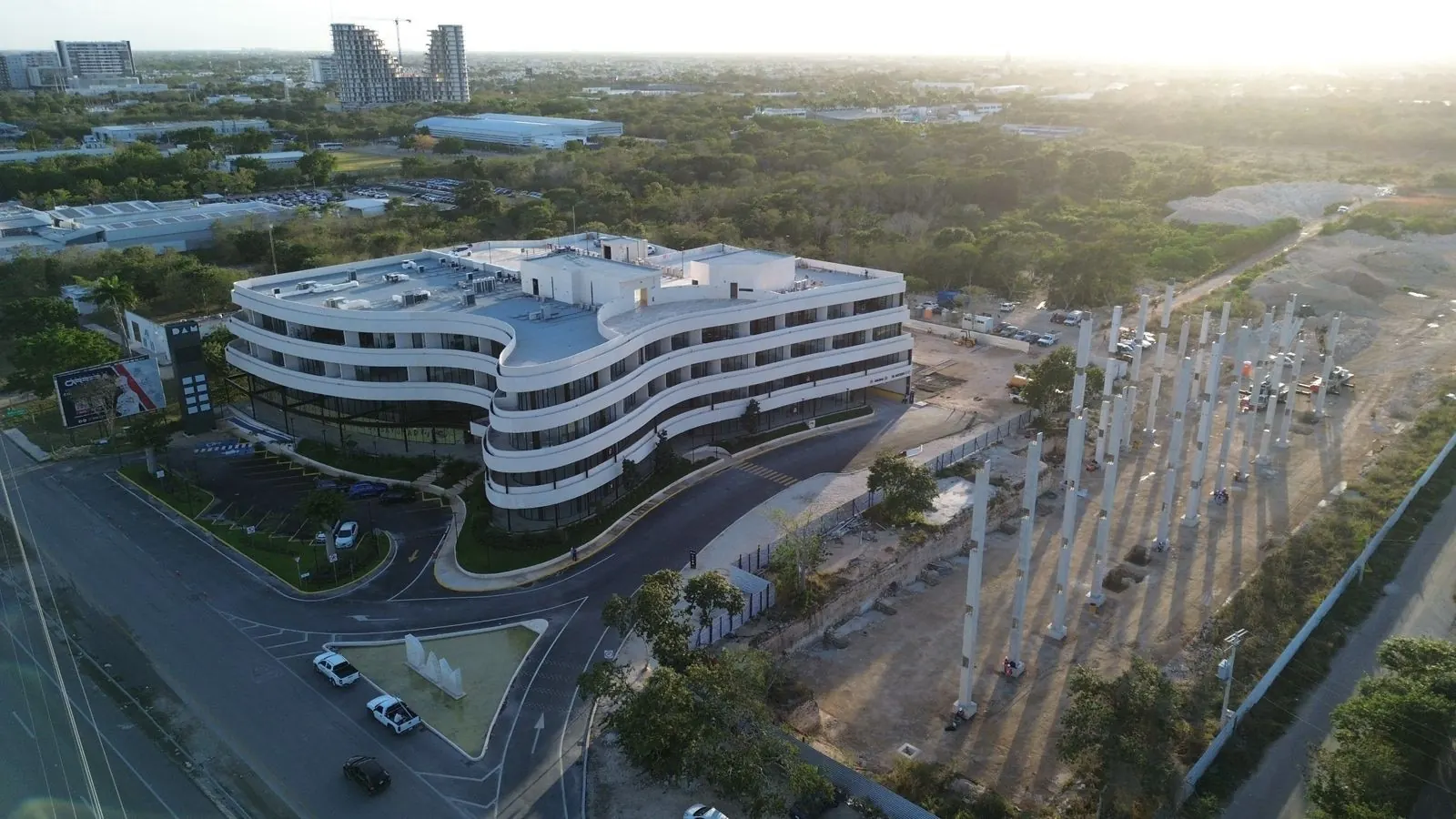 Vista aérea de Distrito de Arte Mérida y el edificio DAM Business Center en el norte de Mérida