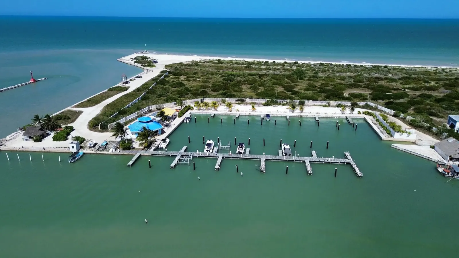 Vista aérea de la Marina Telchac con muelles y embarcaciones, en Telchac Puerto, Yucatán