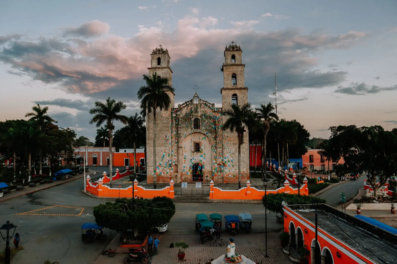 Iglesia de dos torres y plaza principal de Espita al atardecer