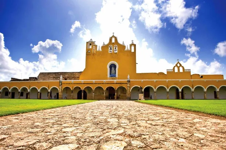 Convento de San Antonio de Padua en Izamal, con sus arcos amarillos