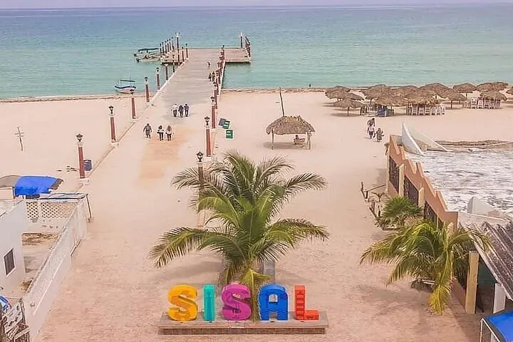 Muelle y playa de Sisal con las letras del pueblo