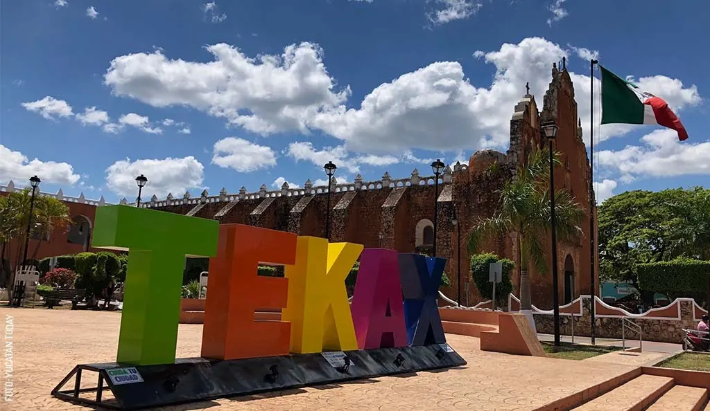 Letras de Tekax frente a la iglesia del pueblo