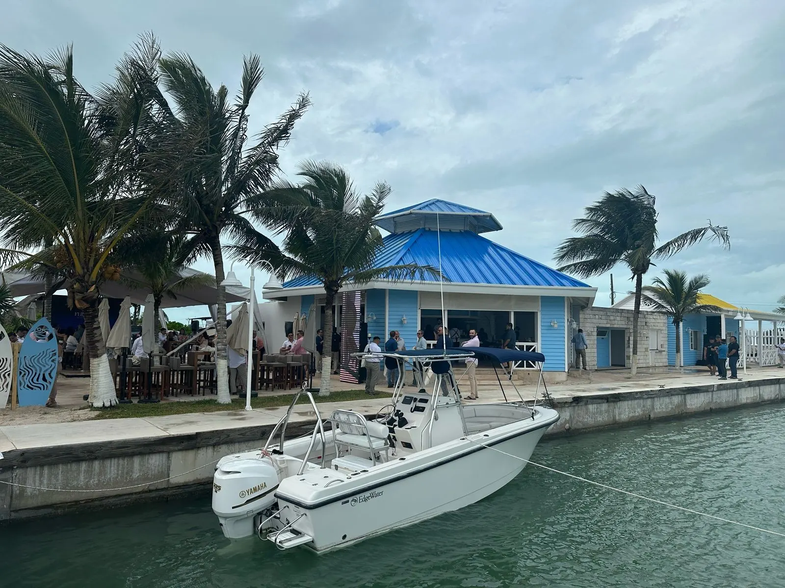 Club de Yates en la Marina Telchac con lanchas atracadas