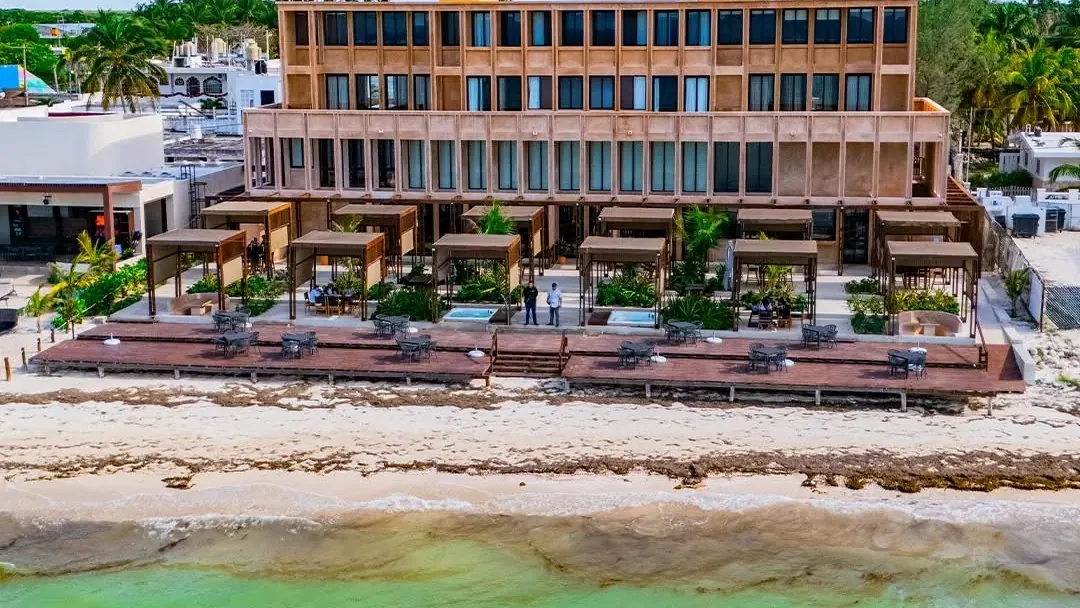 Vista aérea de Playaviva Beach Club frente al mar en Telchac Puerto