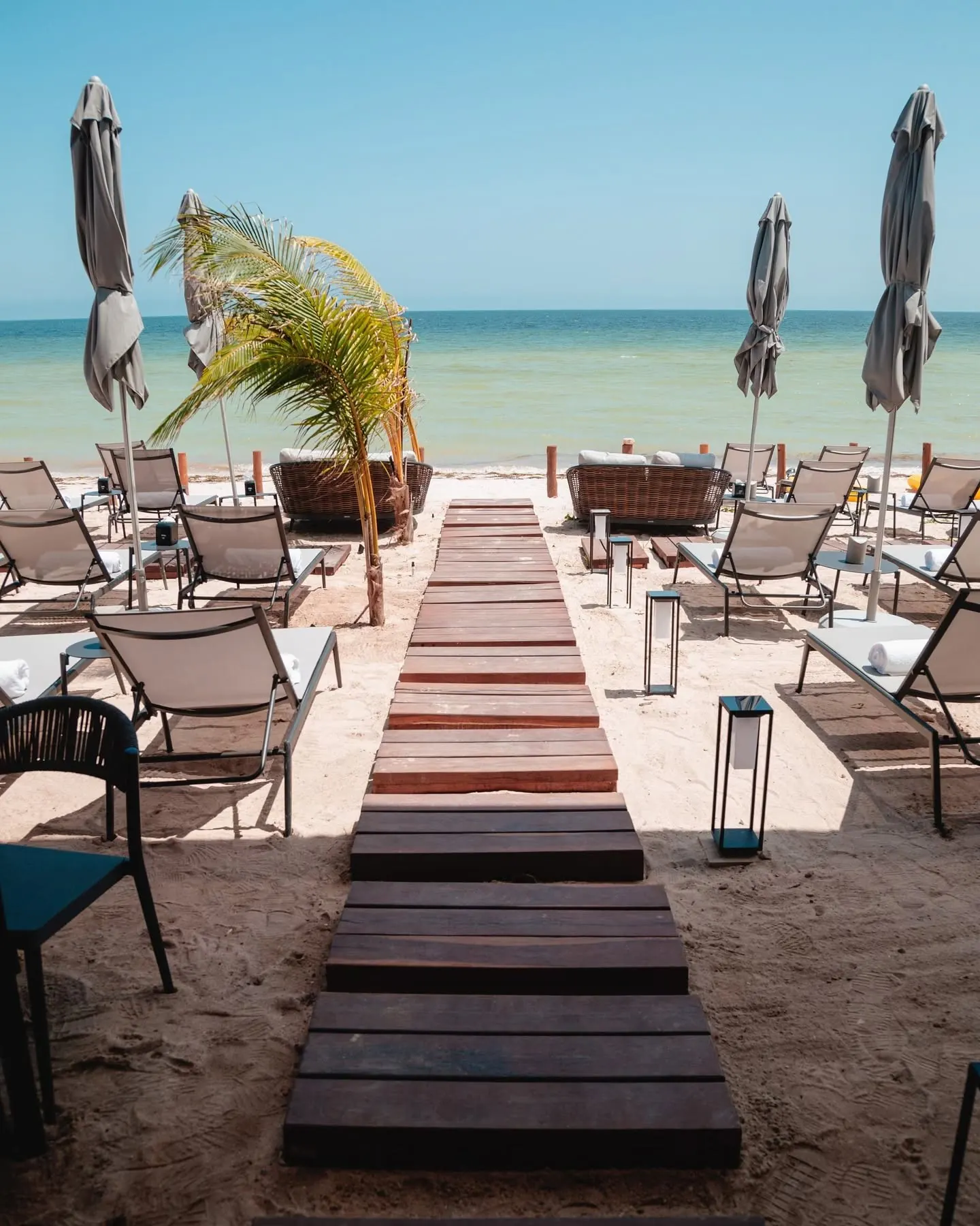 Pasillo de madera hacia el mar en Playaviva Beach Club