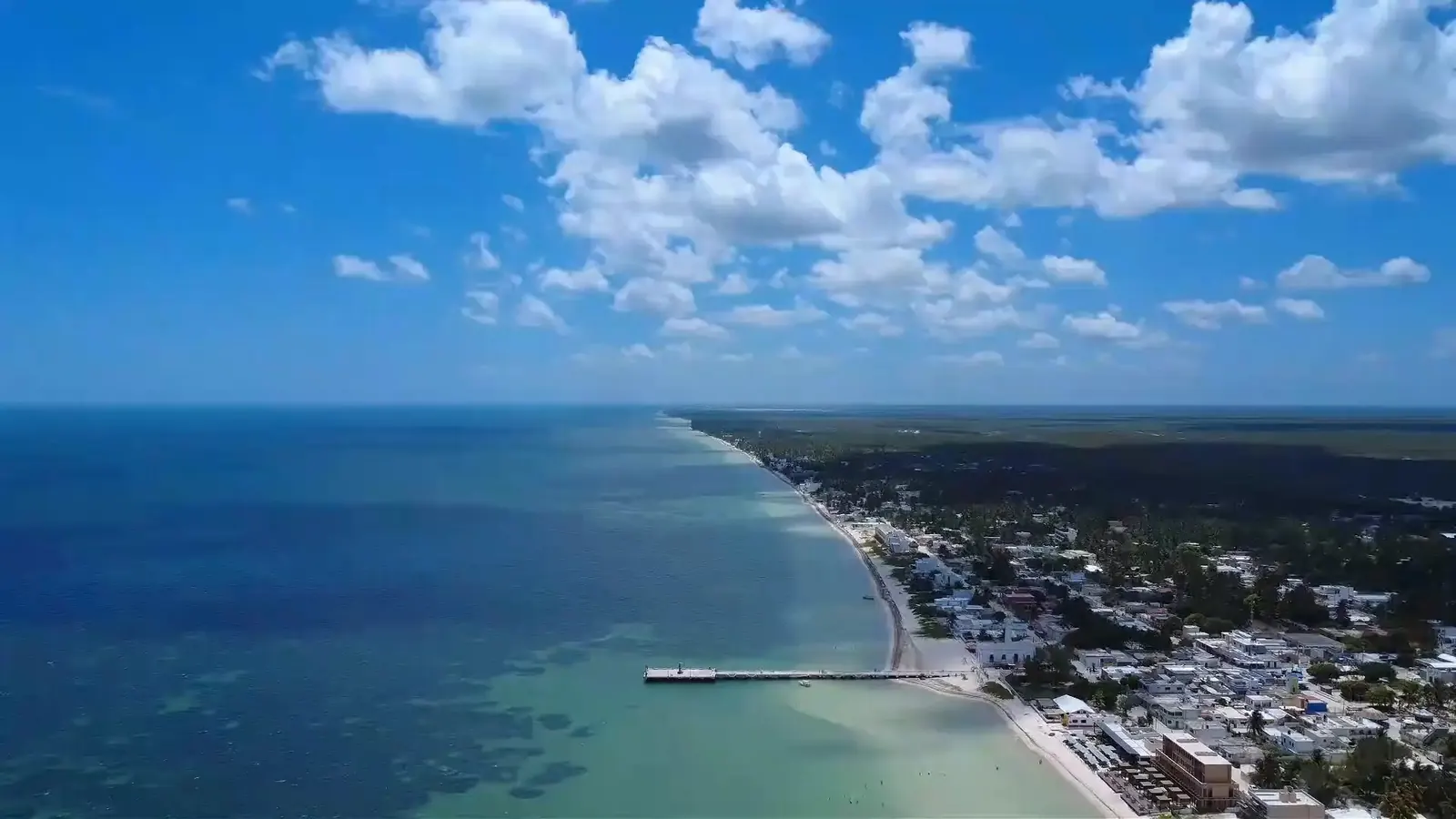 Vista aérea de la costa de Telchac Puerto, Yucatán, con el mar turquesa y el muelle