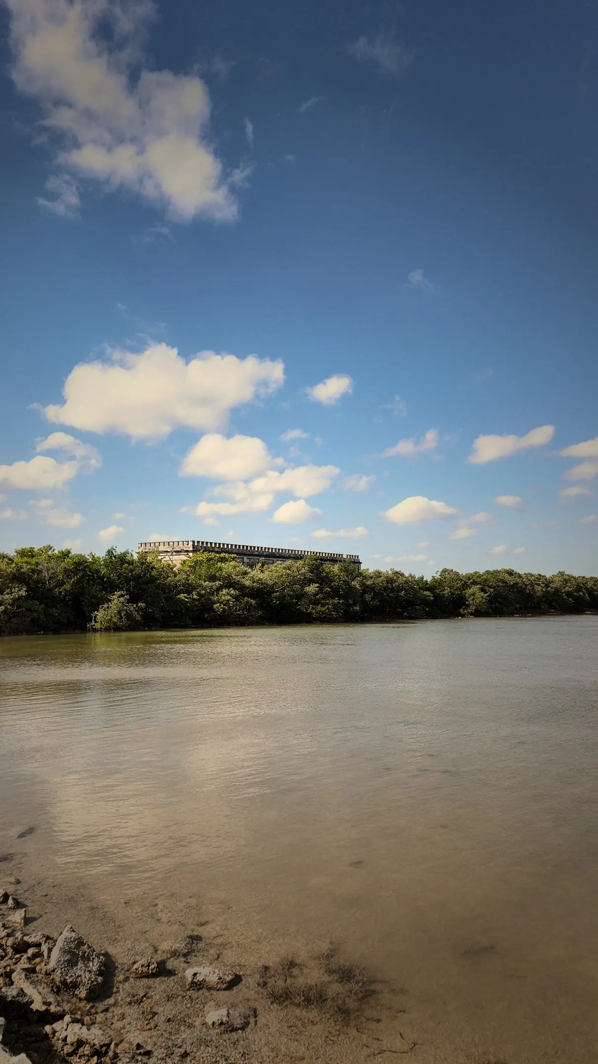 La bahía natural de Santa Clara entre el manglar, con la ex hacienda salinera al fondo