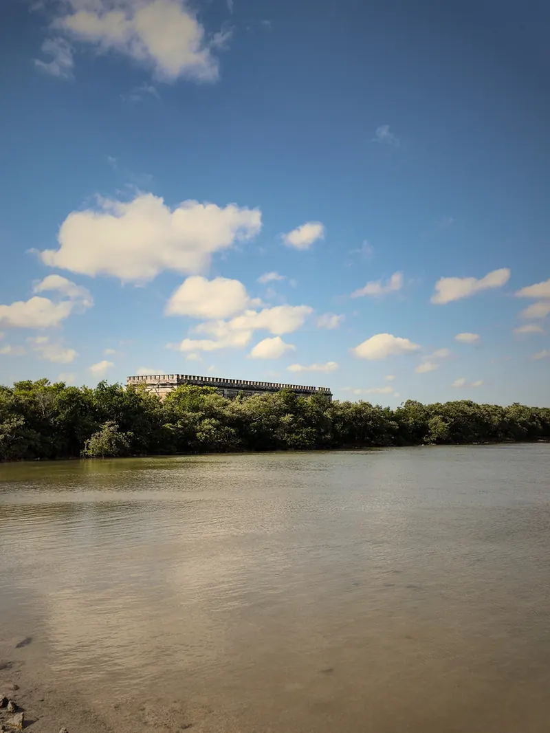 La bahía natural de Santa Clara con la ex hacienda al fondo, entre el manglar