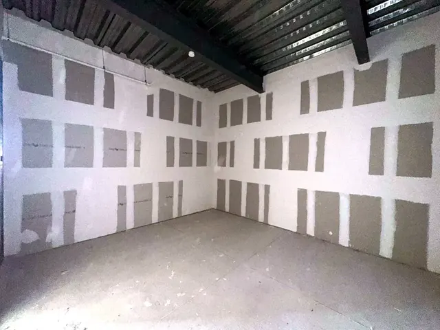 Otro ángulo del interior de la oficina