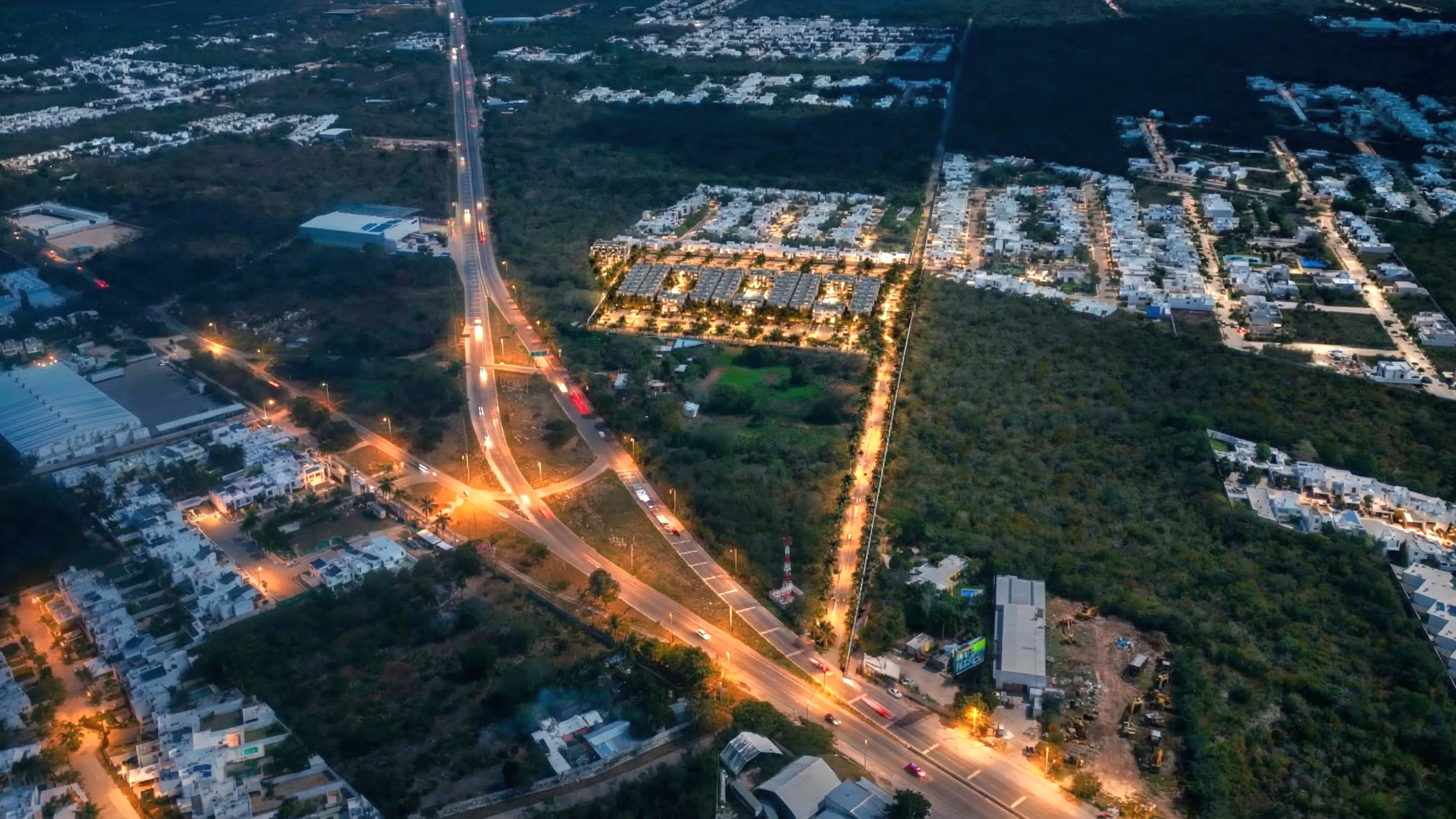 Vista aérea nocturna de Distrito Conkal iluminado