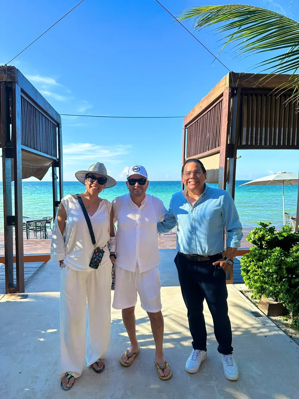 Familia Antillón, clientes de Mareta, en la costa de Telchac Puerto junto a su asesor Eduardo Cervera