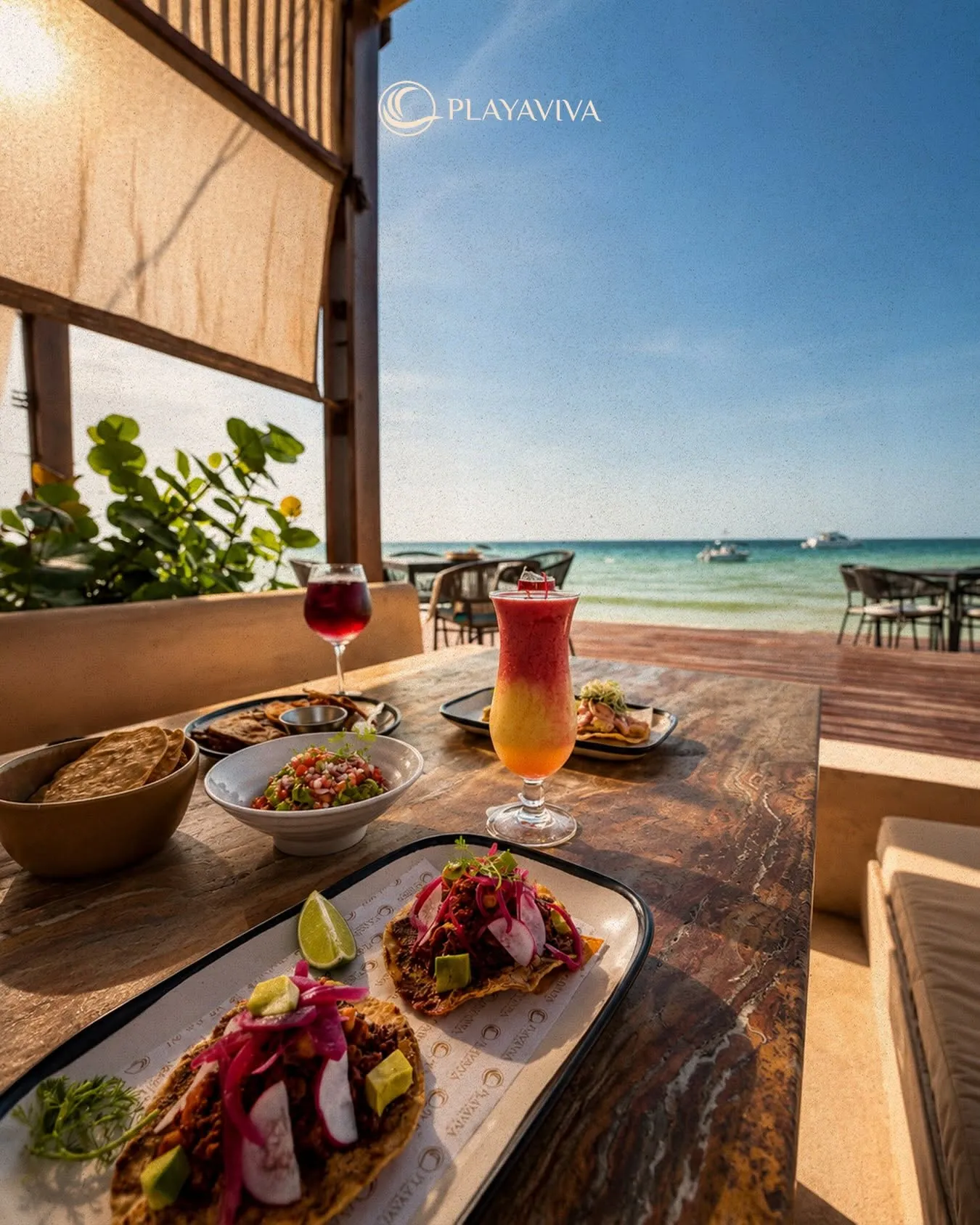 Tacos, ceviche y cóctel del Restaurante Amanacer servidos frente al mar en Playaviva