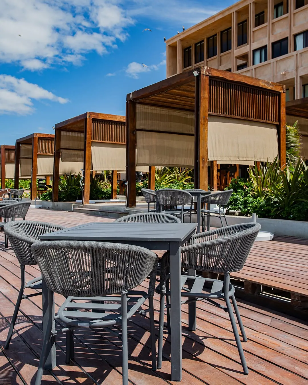 Terraza del Restaurante Amanacer en Playaviva con cabañas de sombra