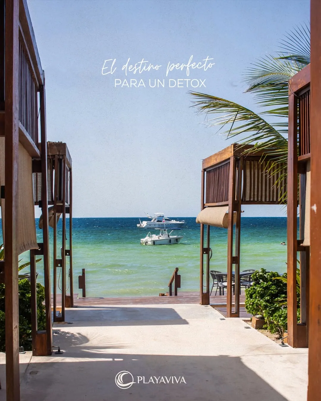 Vista al Golfo de México entre las cabañas del Restaurante Amanacer