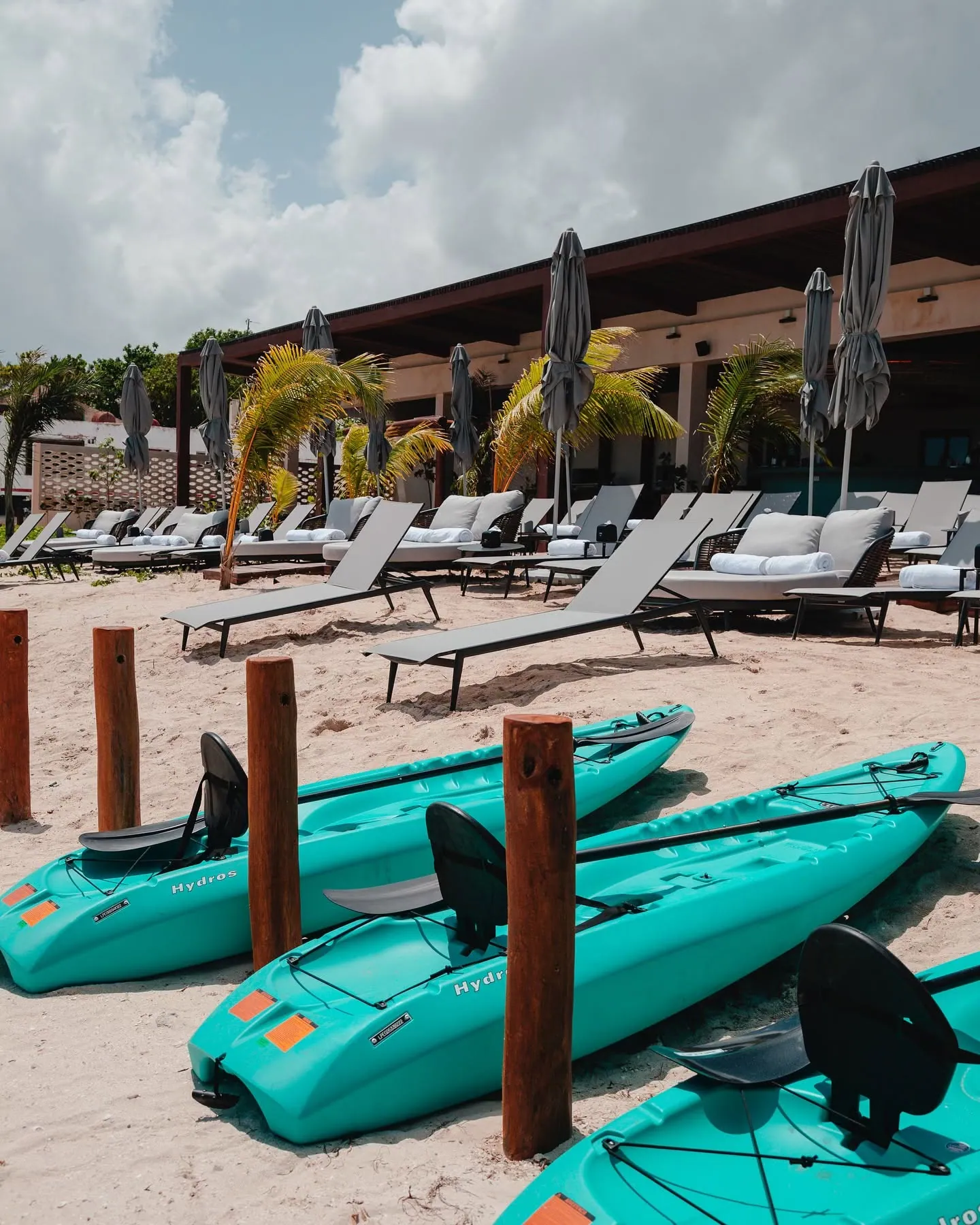 Kayaks en la arena de Playaviva, listos para salir al Golfo de México