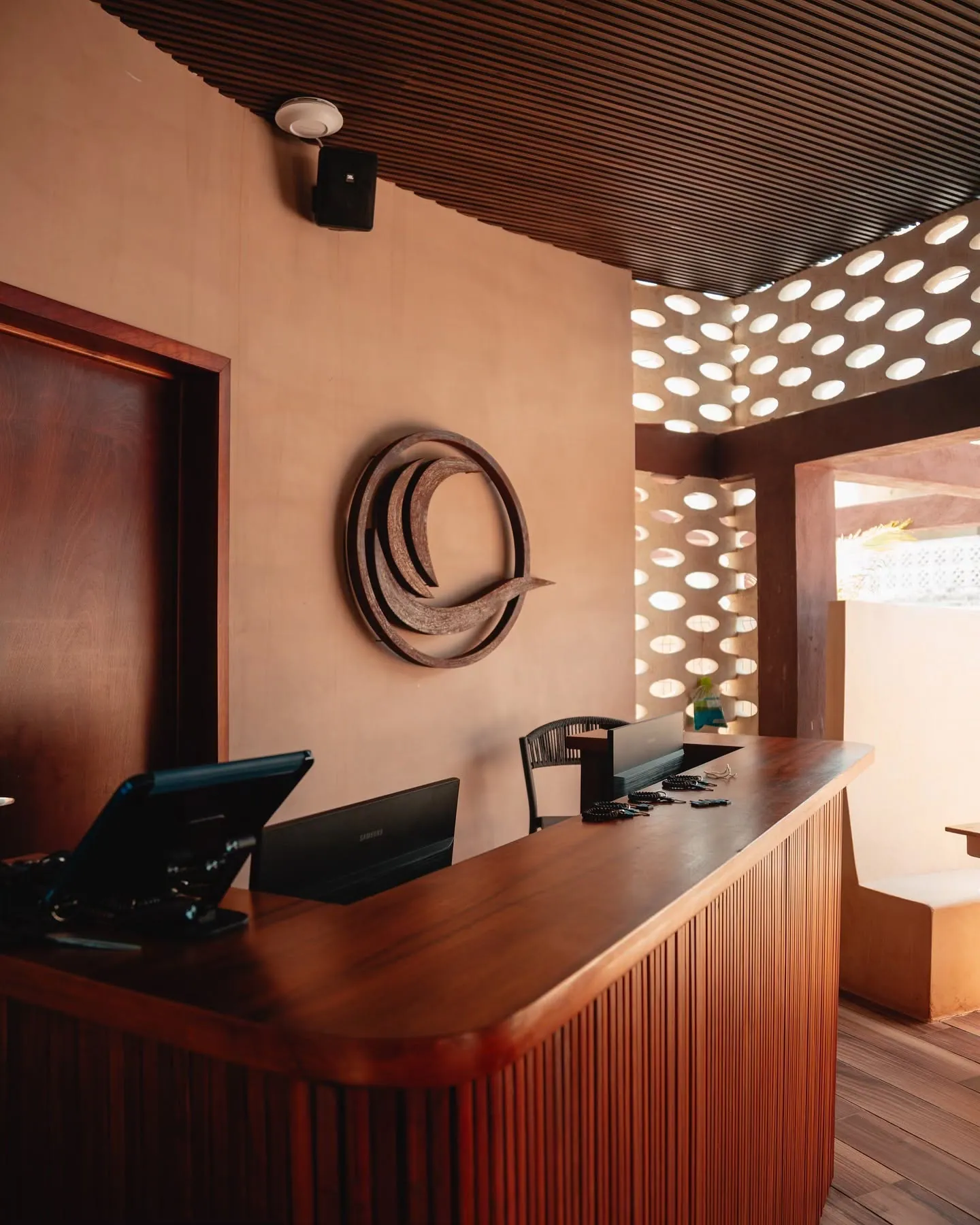 Recepción de madera de Playaviva con escultura en forma de ola