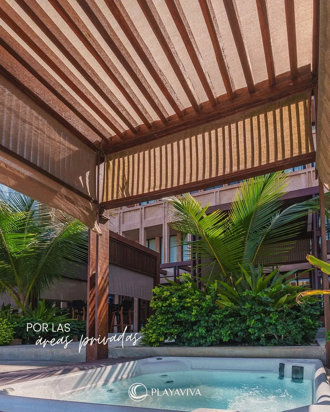 Área privada con jacuzzi bajo pérgola de madera en Playaviva